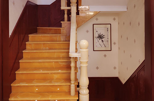 梁子湖中式别墅室内汉白玉石楼梯的定制安装装饰效果