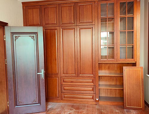 梁子湖中式家庭装修里定制的实木衣柜效果图